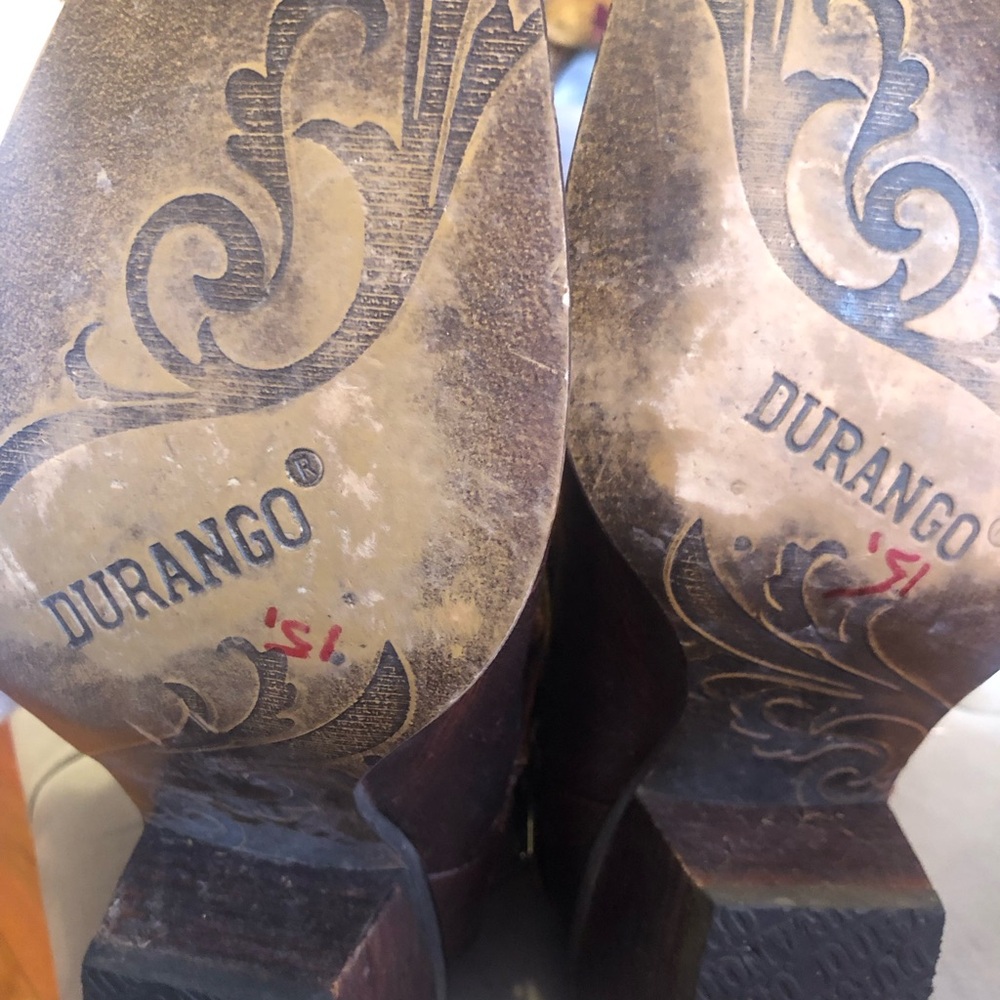 BOOTS ON DA GROUND! 
Brown Ankle Booties with Western Stitching - Picture 10 of 10